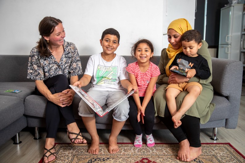 Bericht DoorleesExpress: Ahmed, zijn moeder en Lizzy bekijken